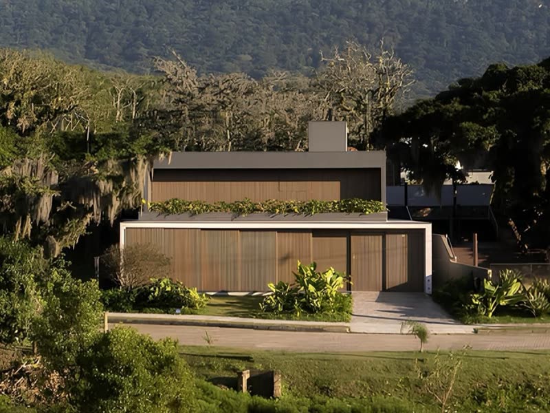 Casa modular de família em terreno arborizado